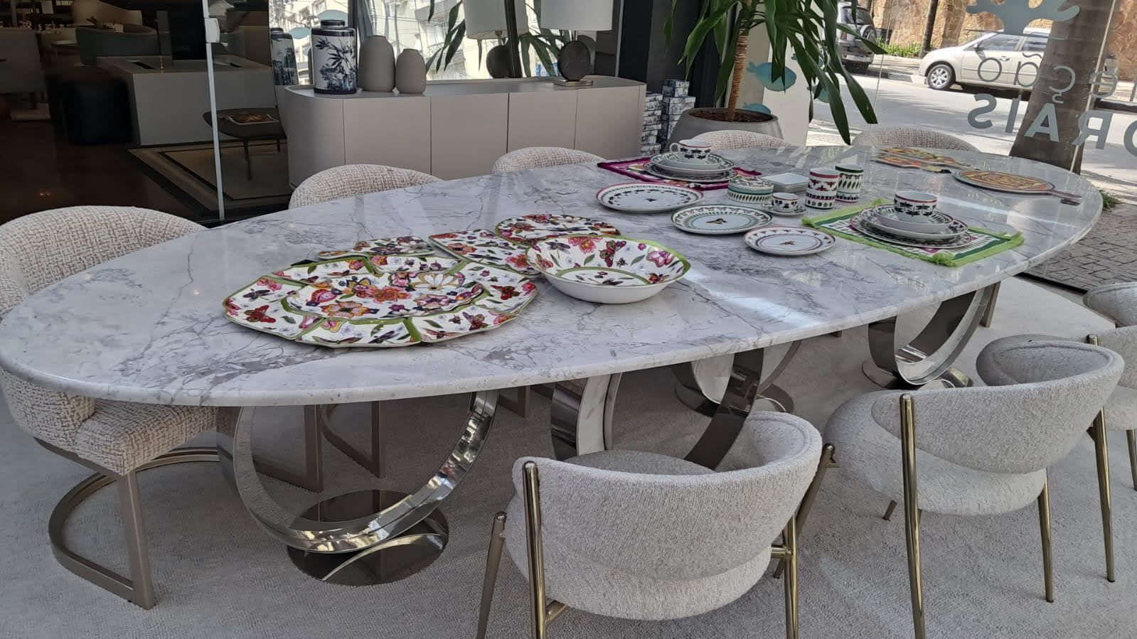 Mesa oval Moon em mármore e inox